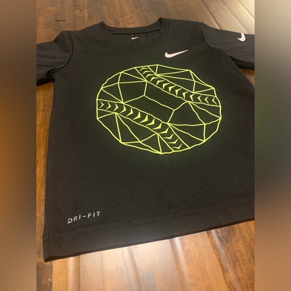 ✔️Nike Dri Fit Top Kids Size 5 (EUC) - Picture 3 of 8
